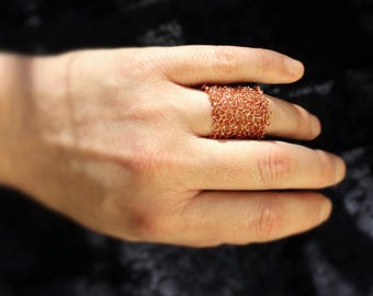 Gehaakte ring van ruw koperdraad, statement ring met brede band