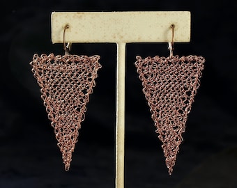 Pendientes de crochet con alambre, modernos y minimalistas, con diseño geométrico.