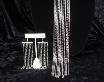 Conjunto de joyas llamativas, collar y pendientes modernos de cadena minimalista con flecos.
