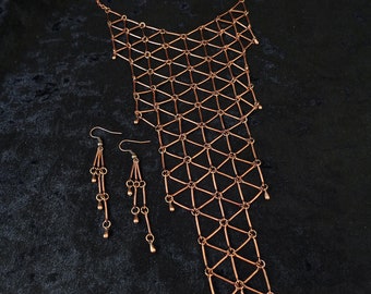 Set met minimalistische geometrische koperkleurige slabbetjes en hangoorbellen