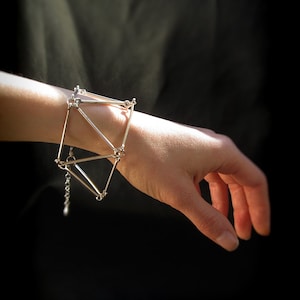 Bracciale geometrico minimalista, bracciale moderno con maglie geometriche