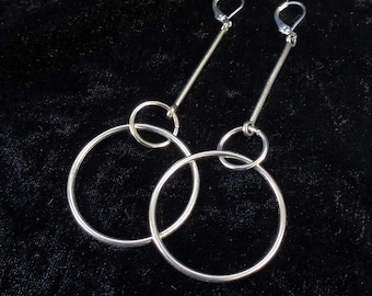 Boucles d'oreilles minimalistes, plumeaux géométriques argentés