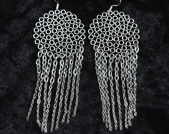 Statement oversized oorbellen, moderne zilverkleurige schouderdoeken met franje en kwastjes
