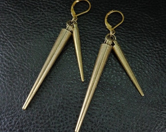 Pendientes de doble punta en tono bronce: estilo rockero chic.