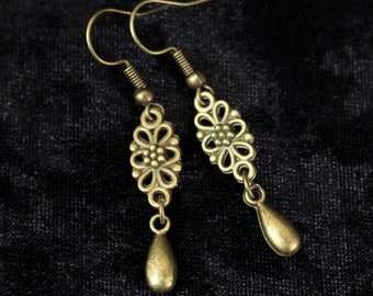 Pendientes colgantes de filigrana, pequeños pendientes ligeros de estilo victoriano, tono latón antiguo.