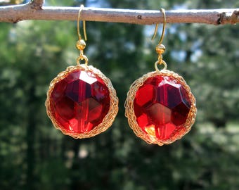 Pendientes de cristal rojo, elegantes pendientes colgantes de ganchillo de alambre en tono dorado