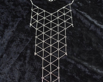 Collar babero minimalista con diseño geométrico en cromo
