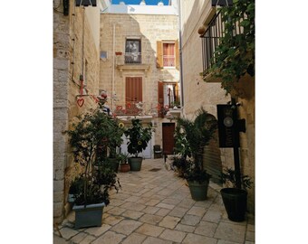 Póster enrollado de las calles de Locorotondo, Italia: Fotografía de viajes por la ciudad encalada, decoración de pared de Apulia.
