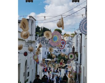 Póster enrollado de Alberobello, Italia: Fotografía callejera de sombreros coloridos colgados
