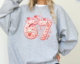 Bluza z nadrukiem 6/7 Valentine, koszulka z napisem 67 Love, słodka koszulka z wstążką Six Seven Valentine, sweter z memem 6/7 Valentine, bluza z kapturem Happy Valentines Day