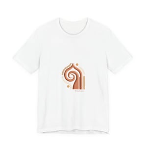Könnte beinhalten: Weißes T-Shirt mit einem braunen und beigen abstrakten Design und den Worten "Breathe In" darunter gedruckt. Das Design ist mittig auf der Vorderseite. Das Shirt hat kurze Ärmel und einen Rundhalsausschnitt.