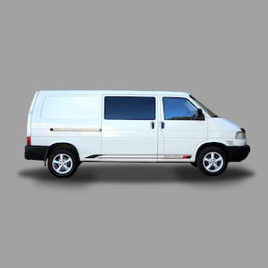 Puede incluir: Una furgoneta blanca con rayas decorativas negras y rojas y la palabra "EDITION" en el lateral. La furgoneta tiene cristales tintados y parachoques negros. Las ruedas son plateadas.