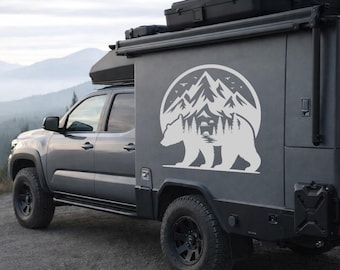 Bear car sticker with mountain motif – Outdoor vehicle wrap for vans, campers & SUVs – Nature design left or right