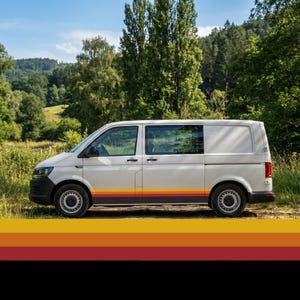 Könnte beinhalten: Ein weißer Transporter mit schwarzen Akzenten und einem farbenfrohen Streifendesign an der Seite. Der Transporter steht auf einer Wiese mit Bäumen im Hintergrund. Das Streifendesign umfasst Rot, Orange und Gelb.