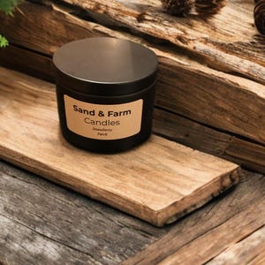 Può includere: Un set di tre tazze in ceramica con finitura opaca e macchiettata. Le tazze sono nei toni del crema, grigio chiaro e grigio scuro. Ogni tazza ha un design semplice e minimalista e un manico arrotondato.