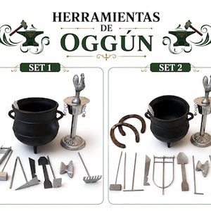 Könnte beinhalten: Zwei Oggún-Werkzeugsets mit schwarzen gusseisernen Kesseln, silberfarbenen Metallhahnfiguren auf Ständern und verschiedenen Miniatur-Metallwerkzeugen wie Schaufeln, Rechen und Hämmern. Set 2 enthält zwei rostige Hufeisen und zwei Metallnägel.