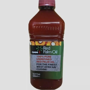 Puede incluir: Una botella de plástico transparente llena de aceite de palma rojo oscuro, con una tapa de rosca roja. La etiqueta muestra el texto OMNI Red Palm Oil, 100% PURE UNREFINED RED PALM OIL FOR THE FINEST WEST AFRICAN CUISINE, y 16.91 fl ozs 500ml e.