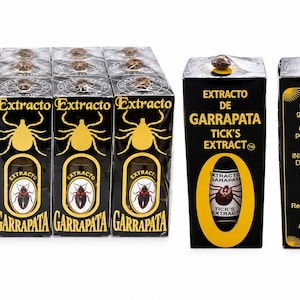 Pode incluir: Uma coleção de caixas retangulares pretas rotuladas como Extracto de Garrapata Tick's Extract com um gráfico de carrapato amarelo. A frente mostra uma pequena garrafa, enquanto o verso exibe texto em espanhol sobre ingredientes e origem.
