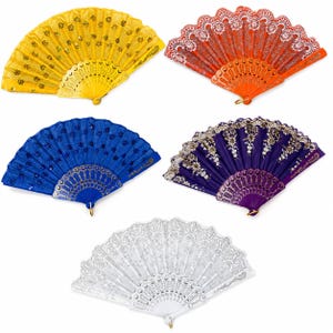 Pode incluir: Cinco leques dobráveis em amarelo, laranja, azul, roxo e branco. Cada leque apresenta uma forma semicircular com padrões intrincados de renda, recortes decorativos na base e um pequeno anel de metal no ponto de articulação.