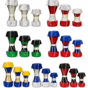 Peut inclure: Une collection de dix-huit tambours damaru en forme de sablier disposés en six ensembles de trois, présentant diverses combinaisons de couleurs argent, rouge, vert, bleu, jaune et noir, avec des lacets et des peaux de tambour blancs.