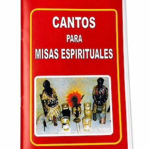 Peut inclure: Un livret rouge intitulé CANTOS PARA MISAS ESPIRITUALES en lettres blanches avec une bordure jaune. La couverture présente une image rectangulaire montrant deux personnages assis, plusieurs bougeoirs en verre et un élément floral orange.