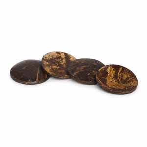 Peut inclure: Un ensemble de quatre sous-verres circulaires fabriqués à partir de coques de noix de coco brun foncé, présentant chacun une texture fibreuse naturelle unique avec des stries brun clair et une finition polie sur les bords arrondis.
