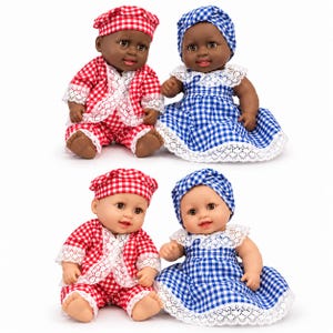 Puede incluir: Cuatro muñecos con tonos de piel claros y oscuros. Dos muñecos visten conjuntos de cuadros vichy rojos y blancos con gorros a juego y encaje blanco. Dos muñecos visten vestidos de cuadros vichy azules y blancos con diademas a juego.