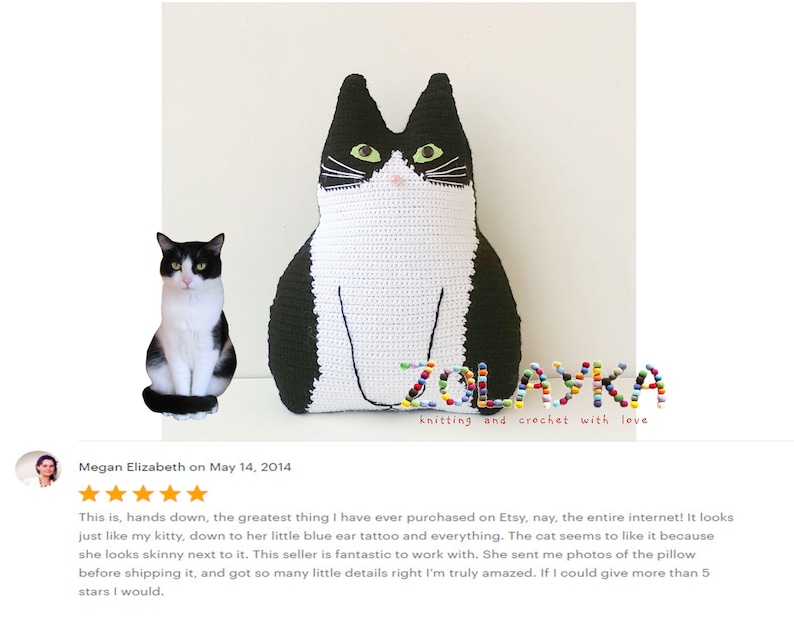 K&ouml;nnte beinhalten: Ein schwarzes und wei&szlig;es geh&auml;keltes Katzenkissen mit gr&uuml;nen Augen. Das Kissen liegt auf einer wei&szlig;en Oberfl&auml;che. Der Text "ZOLAYKA knitting and crochet with love" ist unter dem Kissen gedruckt.