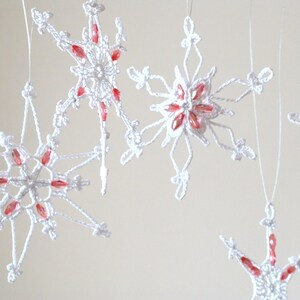 Crochet Snowflakes with Beads, Christmas Tree Decoration, White Xmas Flakes Pack, Xmas tree Embellishment Set imagem 2