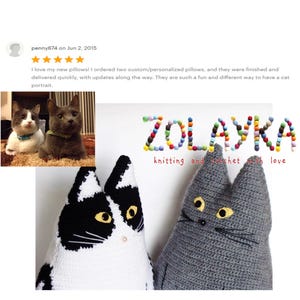 K&ouml;nnte beinhalten: Zwei ma&szlig;gefertigte Katzenkissen, eines grau und eines schwarz-wei&szlig;, mit gelben Augen. Die Kissen sind geh&auml;kelt und tragen den Text "ZOLAYKA knitting and crochet with love".