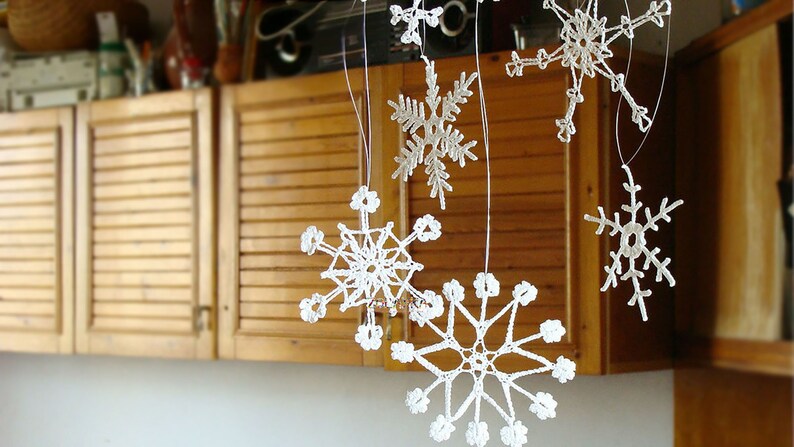 Rustic Christmas Lacy Snowflakes Crochet Winter decoration Vintage Lace Xmas Tree Decor, White Crocheted Snowflakes Pack of 6 image 3