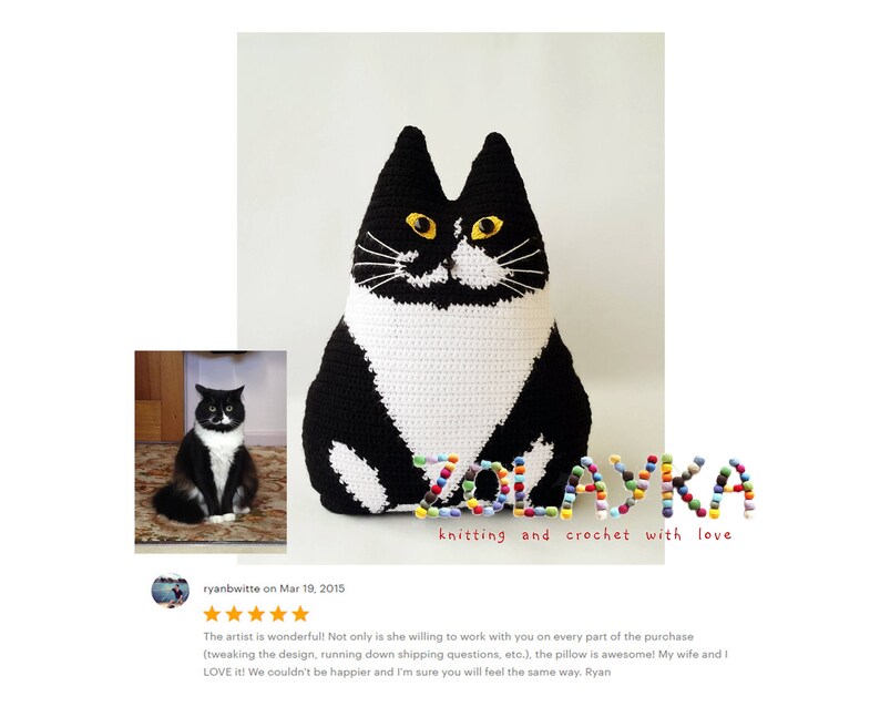 K&ouml;nnte beinhalten: Ein schwarzes und wei&szlig;es geh&auml;keltes Katzenkissen mit gelben Augen. Das Kissen liegt auf einer wei&szlig;en Oberfl&auml;che. Der Text "ZOLAYKA knitting and crochet with love" befindet sich unter dem Kissen.