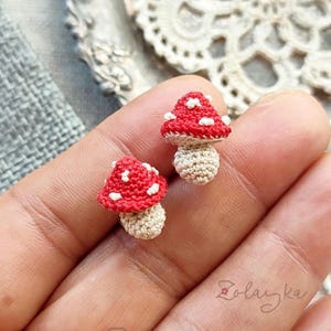 Pendientes de hongo con amanita muscaria, pequeños pendientes de hongo de ganchillo, regalo natural de Fairycore, pendientes de oro de 14 quilates