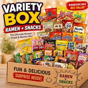 Puede incluir: Una caja de cartón llena de una variedad de paquetes de ramen y snacks. La caja tiene las palabras "VARIETY BOX RAMEN + SNACKS" impresas. También se ve el texto "FUN & DELICIOUS SURPRISE INSIDE!"