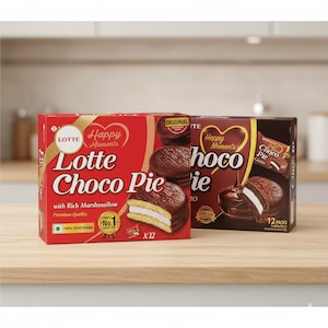 Może przedstawiać: Dwa pudełka Lotte Choco Pie, czekoladowa pianka marshmallow. Czerwone pudełko zawiera napis "Lotte Choco Pie" i "Happy Moments". Drugie pudełko jest ciemnobrązowe z napisem "Choco Pie".
