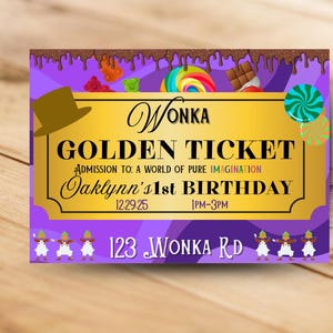 Puede incluir: Una invitación morada y dorada con el texto "Wonka Golden Ticket" y "Oaklynn's 1st Birthday". El diseño incluye ilustraciones de caramelos, un sombrero de copa y la dirección "123 Wonka Rd".