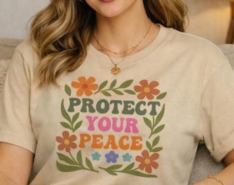 Camiseta “Protege tu paz” – Camiseta con estampado floral, regalo para el autocuidado, prenda para una vida consciente.