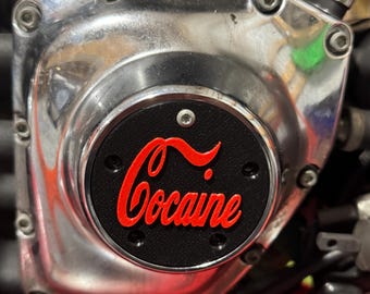 Tapa de distribución Twin Cam en homenaje al logotipo de Coca-Cola