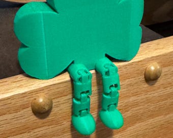 Estantería con forma de trébol impresa en 3D, con patas colgantes, para el Día de San Patricio