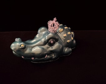 Crowned Alligator Figurine - Green Resin Art Decor