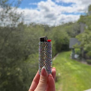 Aangepaste kleuren Badazzled Lighter | schattige meisjesaansteker | Cadeau voor haar | Esthetische aansteker