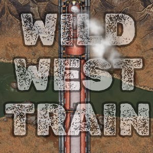 Puede incluir: Vista aérea de un tren de vapor antiguo sobre una vía, con las palabras "WILD WEST TRAIN" superpuestas. El tren es rojo y marrón, con vapor blanco ascendente. El fondo muestra un río y un paisaje desértico.