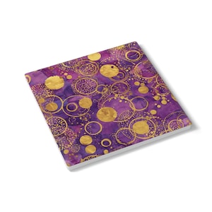 Porta-copos de cerâmica com bolhas douradas sobre mármore roxo | Padrão abstrato de círculos