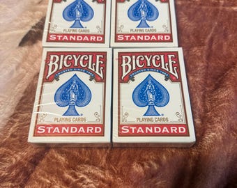 Cuatro barajas de cartas Bicycle estándar.