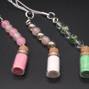 Amuleto Pixie Dust hecho a mano / Reactivo a la luz negra, cuentas de vidrio que brillan en la oscuridad, accesorio para celular