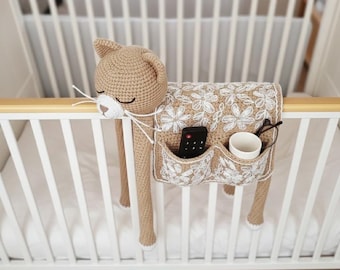 Crochet Cat Sofa Arm Caddy Pattern – Amigurumi Couch Organizer PDF – Remote & Glasses Storage – Cute Home Décor – Beginner Friendly
