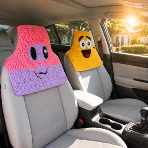 Puede incluir: Dos fundas de ganchillo para reposacabezas de coche. Una funda es rosa y morado claro con una cara cosida con ojos y boca negros. La otra funda es de color amarillo brillante con una cara cosida con ojos blancos grandes, pupilas negras y una boca sonriente.