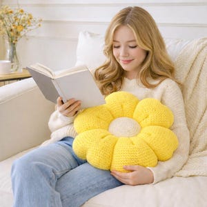 Puede incluir: Una taza de cerámica blanca con un asa negra y el texto "But First, Coffee" en negrita negra. La taza se encuentra sobre un fondo neutro, resaltando su diseño sencillo.