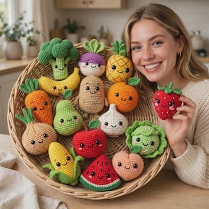 Könnte beinhalten: Eine Sammlung von gehäkelten Plüschspielzeugen in Form verschiedener Obst- und Gemüsesorten, darunter Brokkoli, Banane, Karotte, Birne, Zwiebel, Mais, Rübe, Kartoffel, Apfel, Wassermelone, Ananas, Orange, Knoblauch, Kohl, Pfirsich und Erdbeere.
