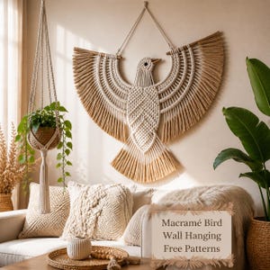 Könnte beinhalten: Ein großer Wandbehang in Form eines Vogels aus Makramee mit ausgebreiteten Flügeln, hergestellt aus naturfarbenem Seil. Der Vogel ist an einer Holzstange befestigt. Eine Hängepflanze und dekorative Kissen sind im Vordergrund zu sehen.